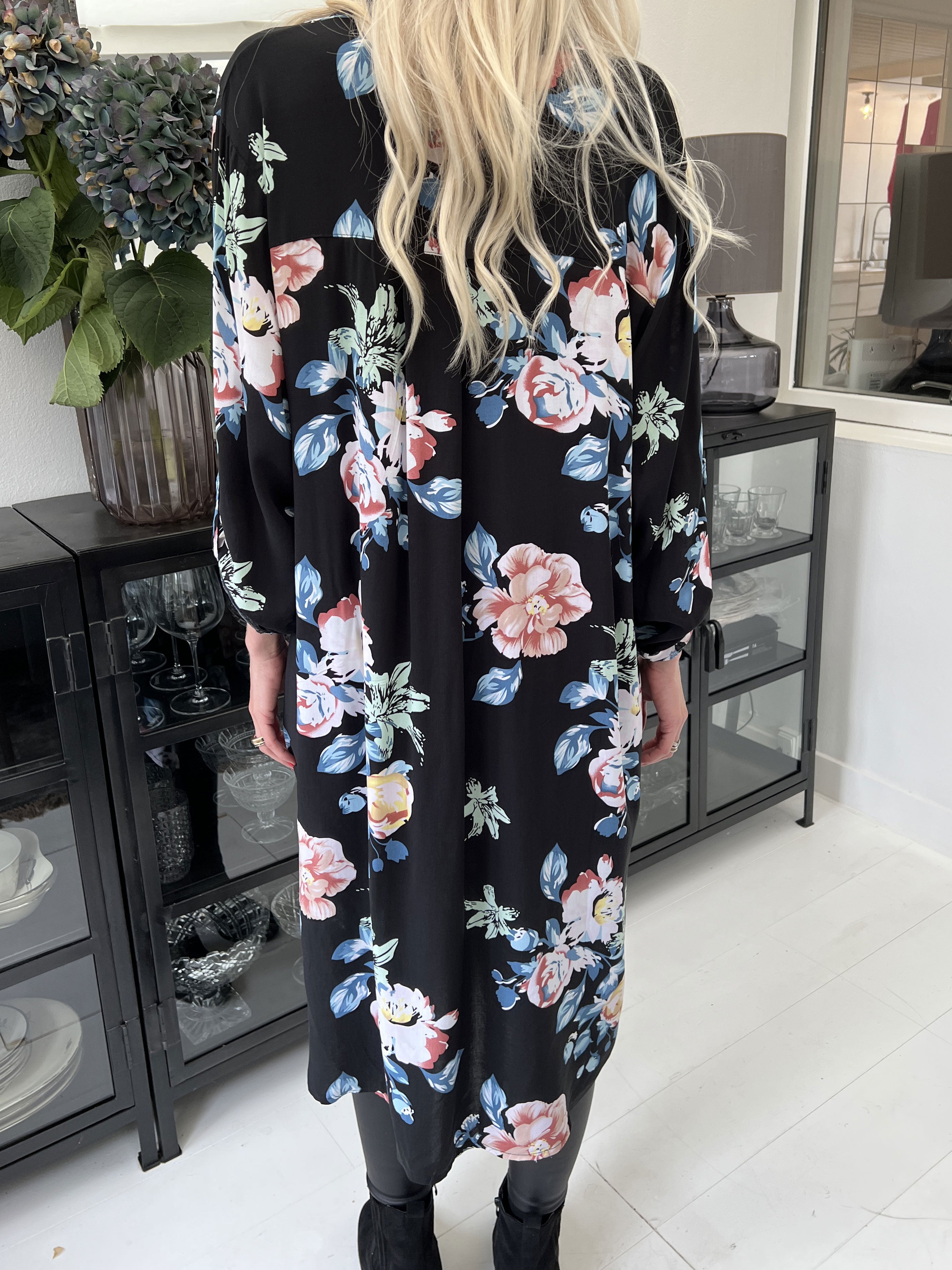 Maida - Sort skjortekjole med blomsterprint